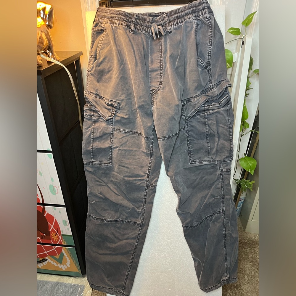 American Eagle young men’s cargo jogger. Size small.